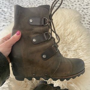 Sorel Green and Brown Wedge Lace Up Boots - Sz 7.5